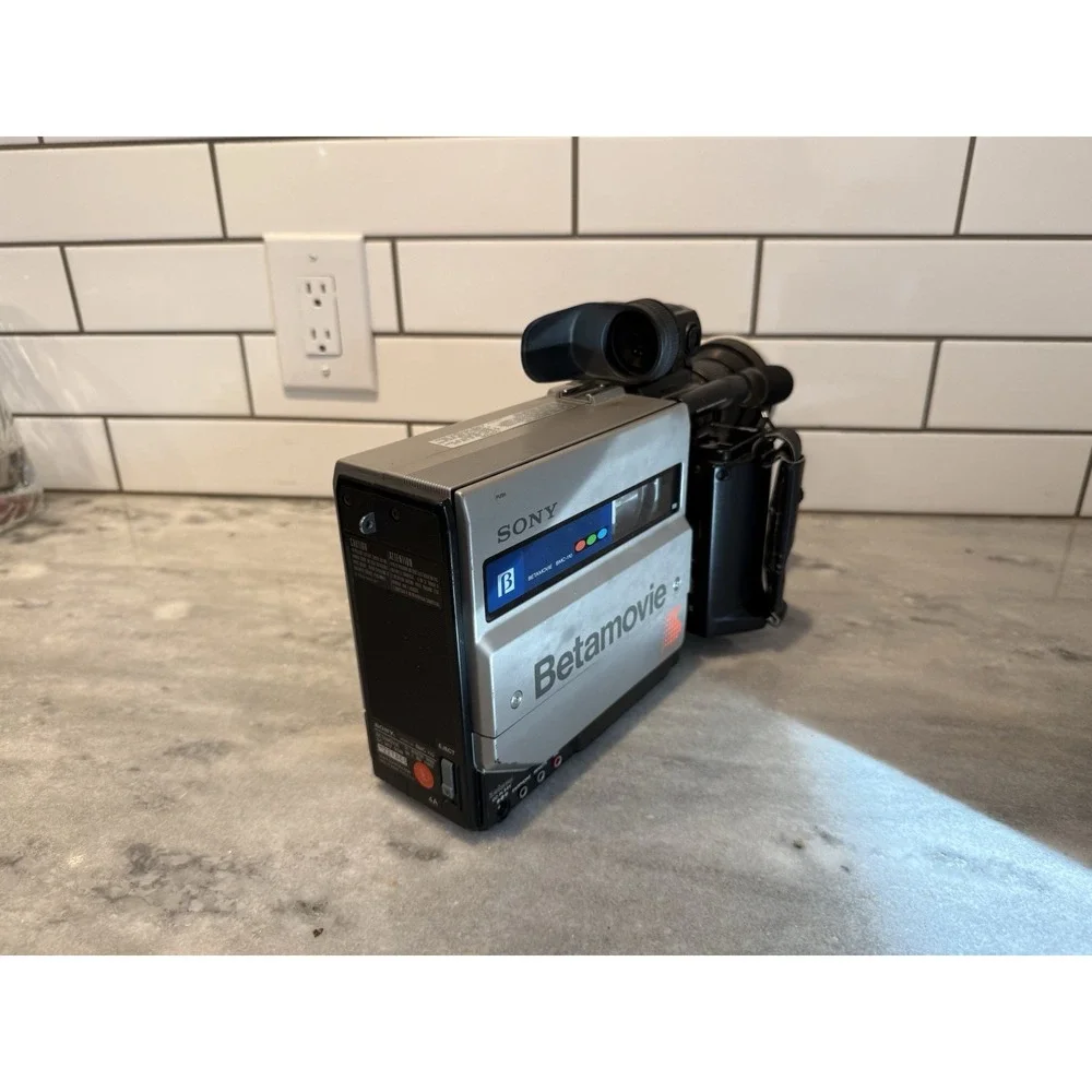 Sony Betamovie BMC-110 Camcorder Hard case, AC adapter/charger, Tape,‎ Batteries